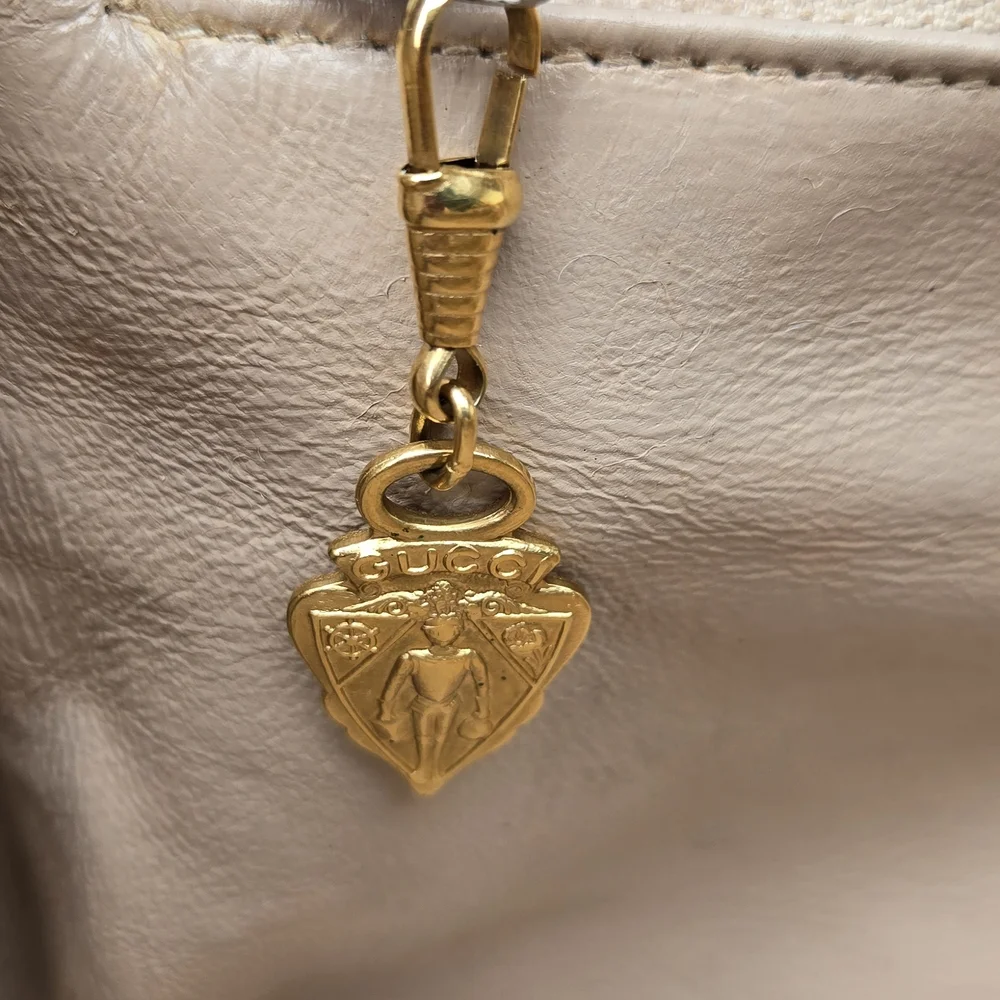 EUC Vintage Gucci Crossbody - Picture 10 of 16